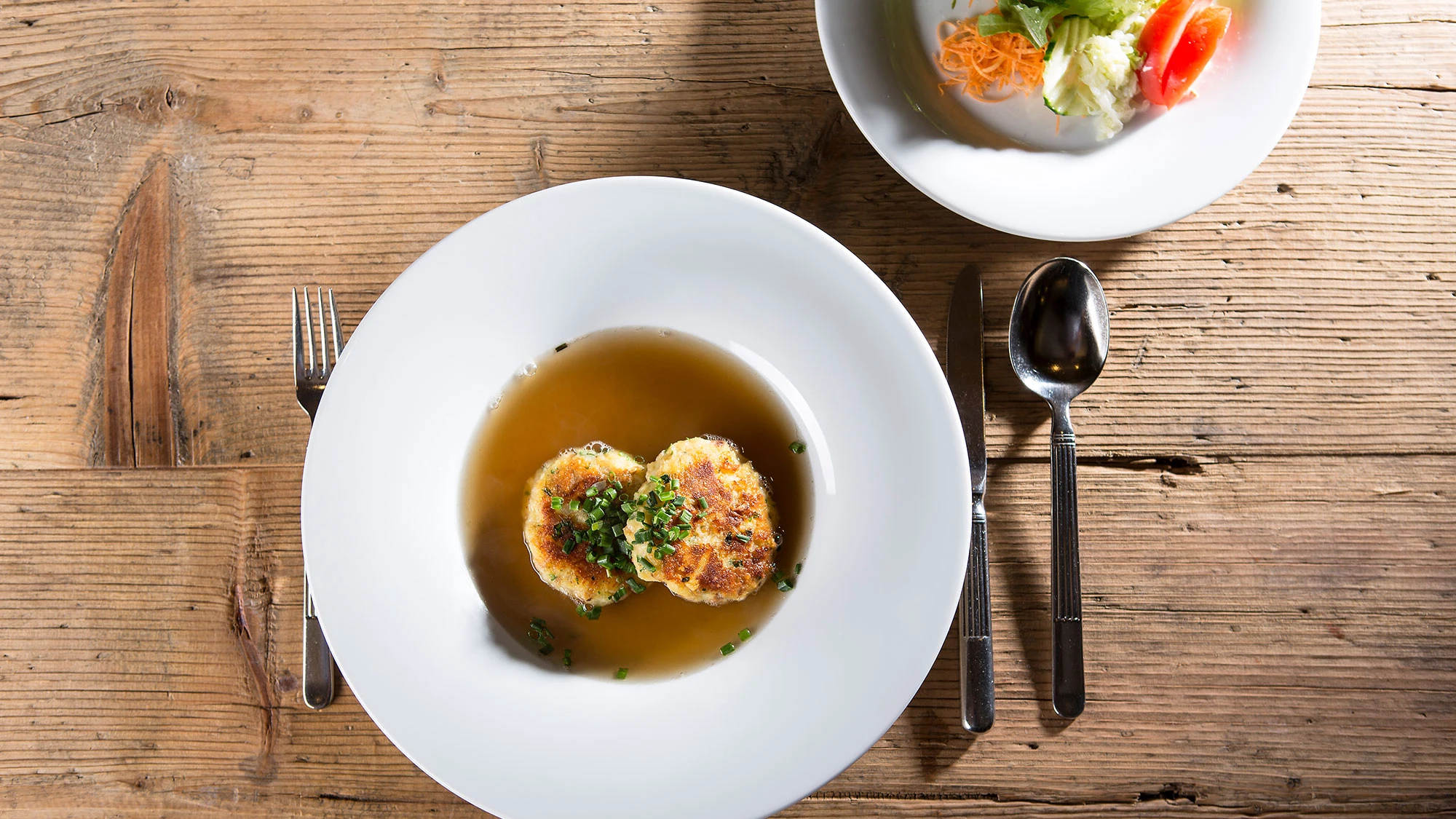 Schmanckerln aus dem Zillertal Suppe mit Kaspressknödel